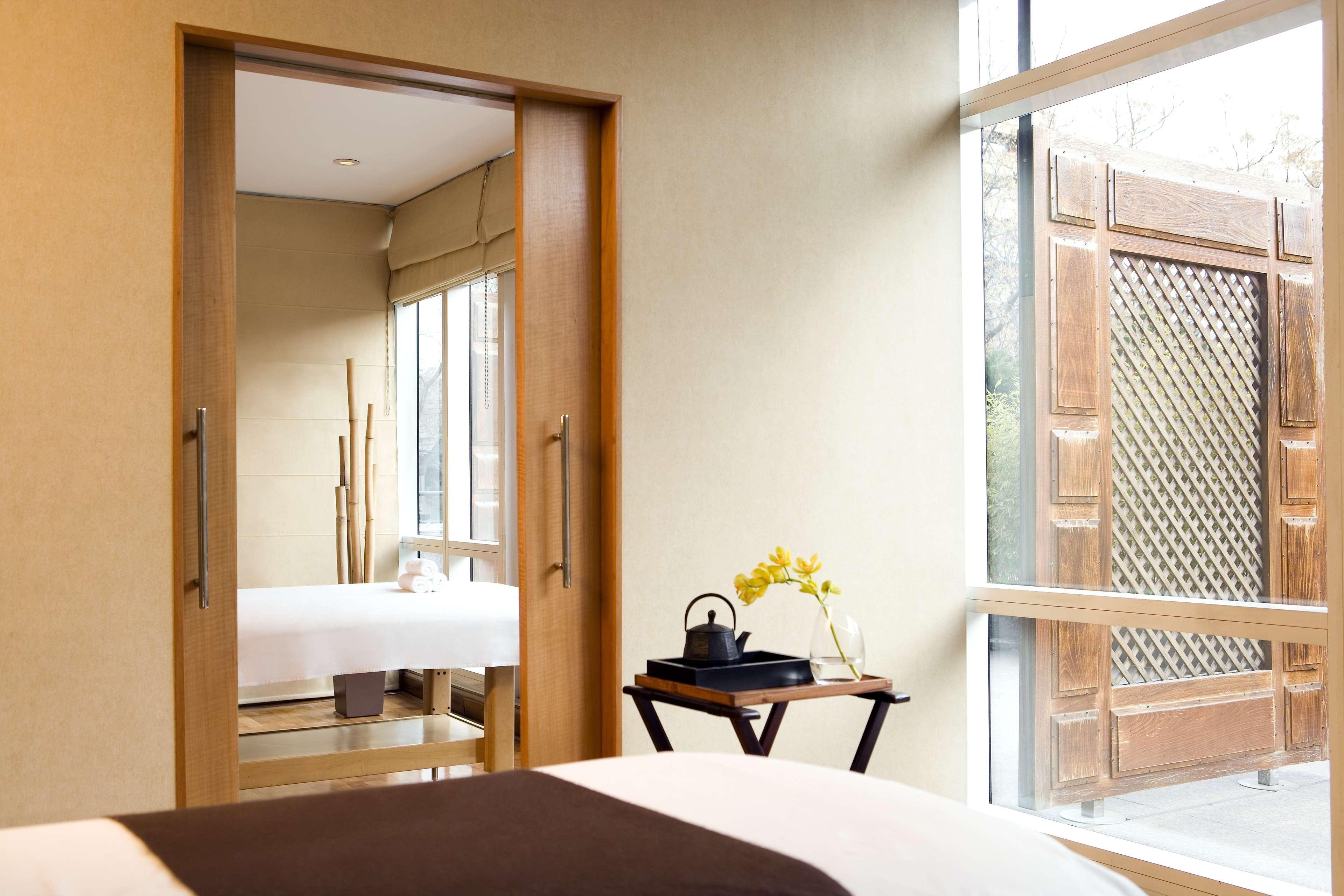 Park Hyatt Mendoza Hotel, Casino & Spa Exterior photo A sliding door